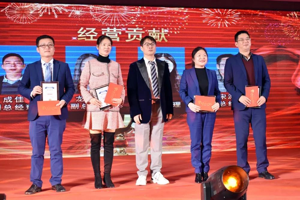 董事長(cháng)鄧澤平頒發(fā)經(jīng)營(yíng)貢獻獎.jpg